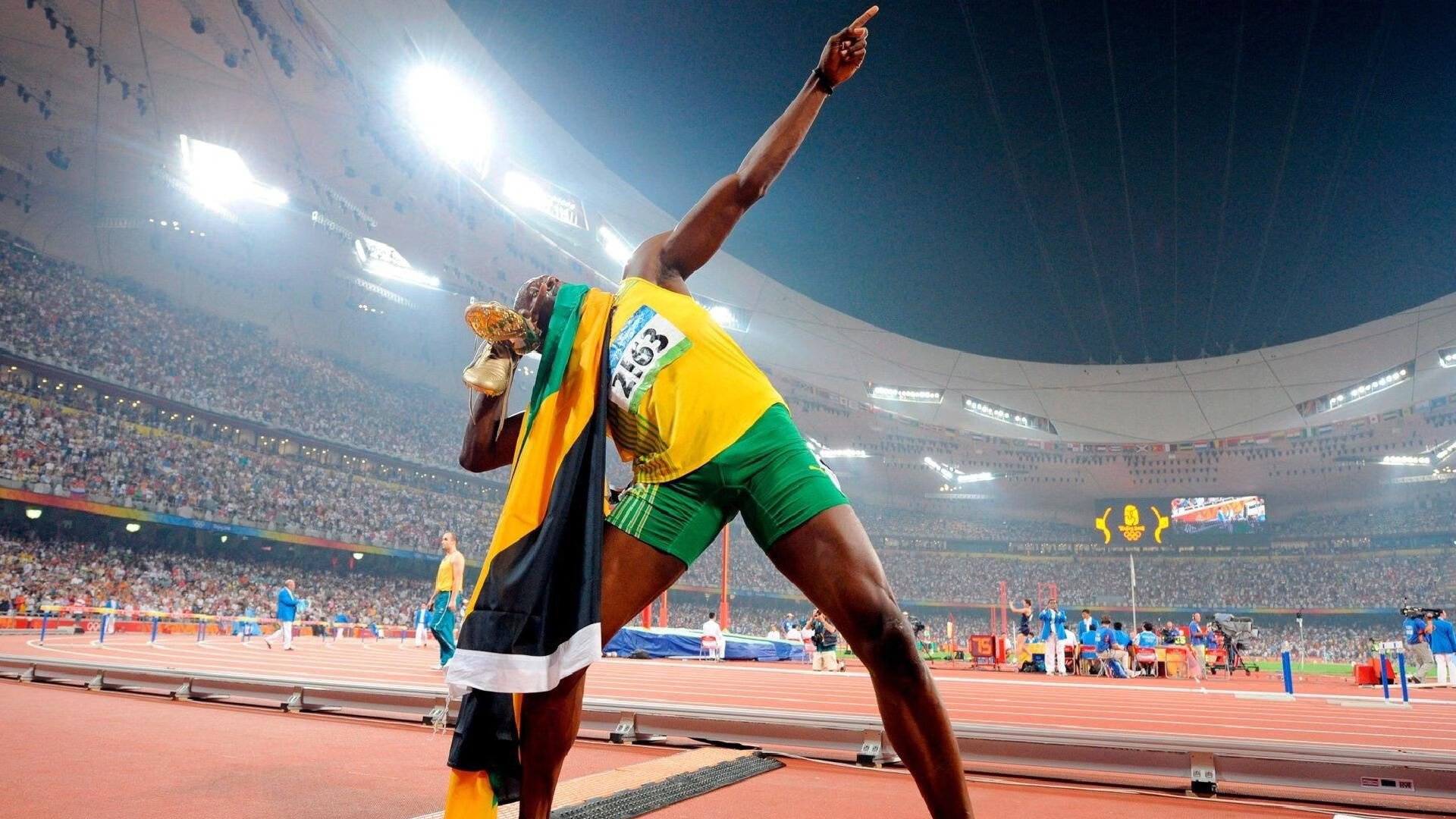 JackeyLove在日本队比赛中表现优异，持续失利引发热议！赛场气氛高涨